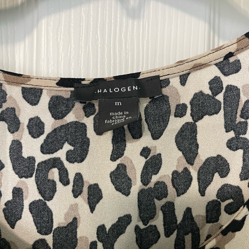 Like New Halogen Leopard Print Sleeveless Blouse Size M - Picture 3 of 3